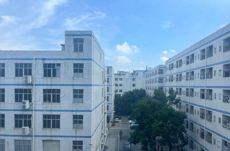 出租一手房东实际面积1200平精装，龙岗大道边地铁口500米