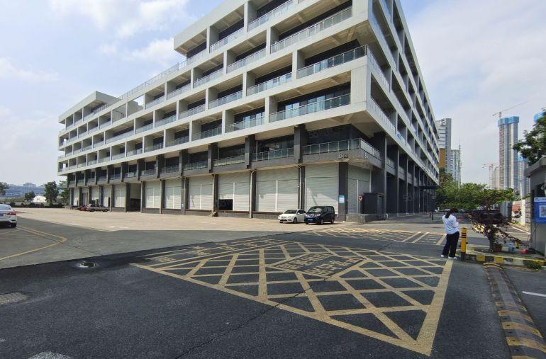 坂田五和地铁站附近大型科技园1楼2000平厂房仓库低价出租