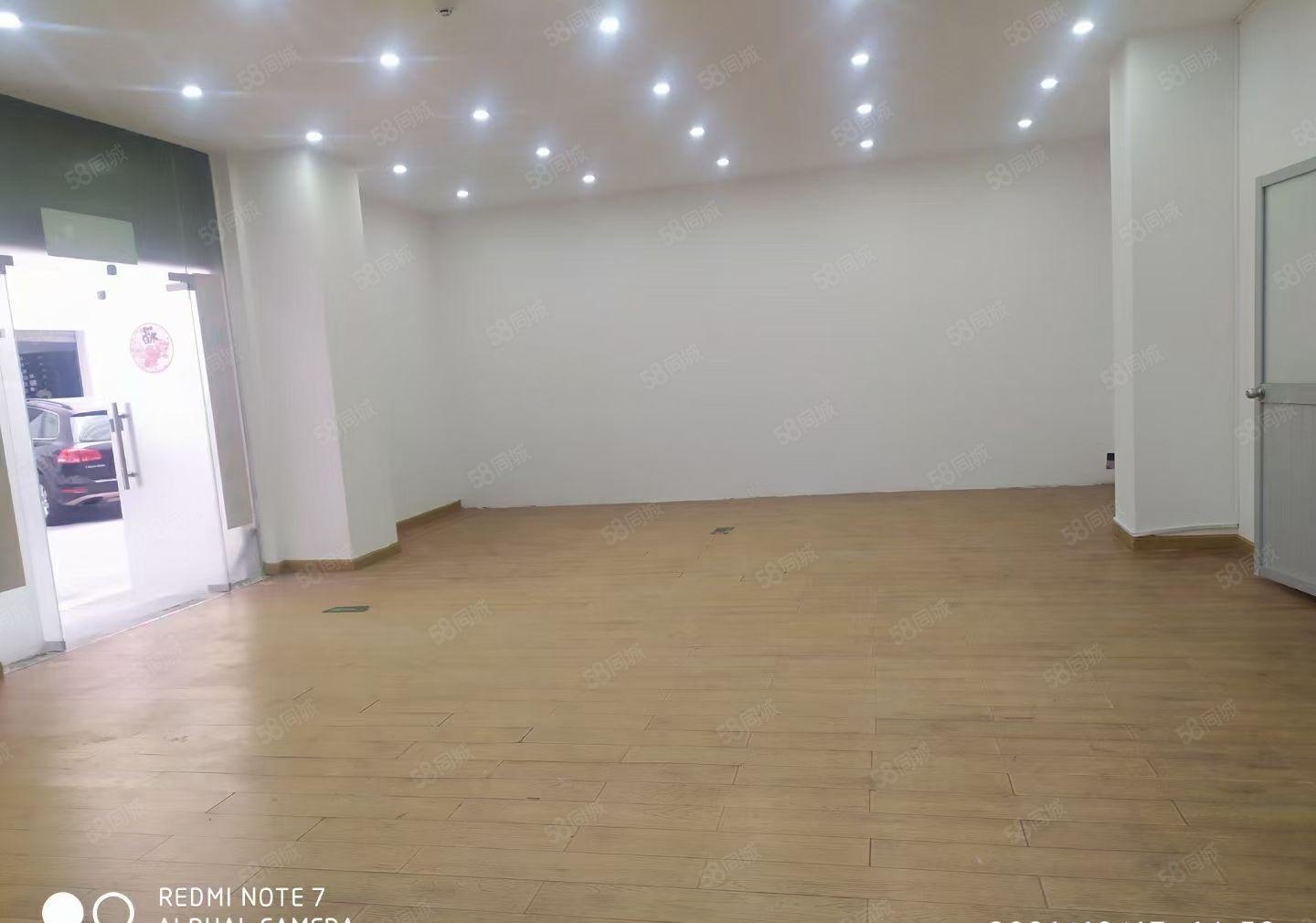 坂田地铁口新出精装一楼场地150平出租