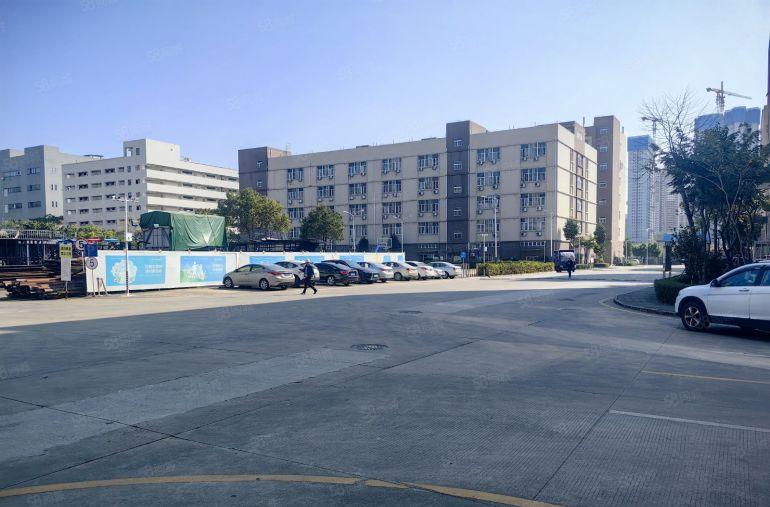 宝龙南约地铁口原房东红本1楼2000平方带装修水电齐大小可分