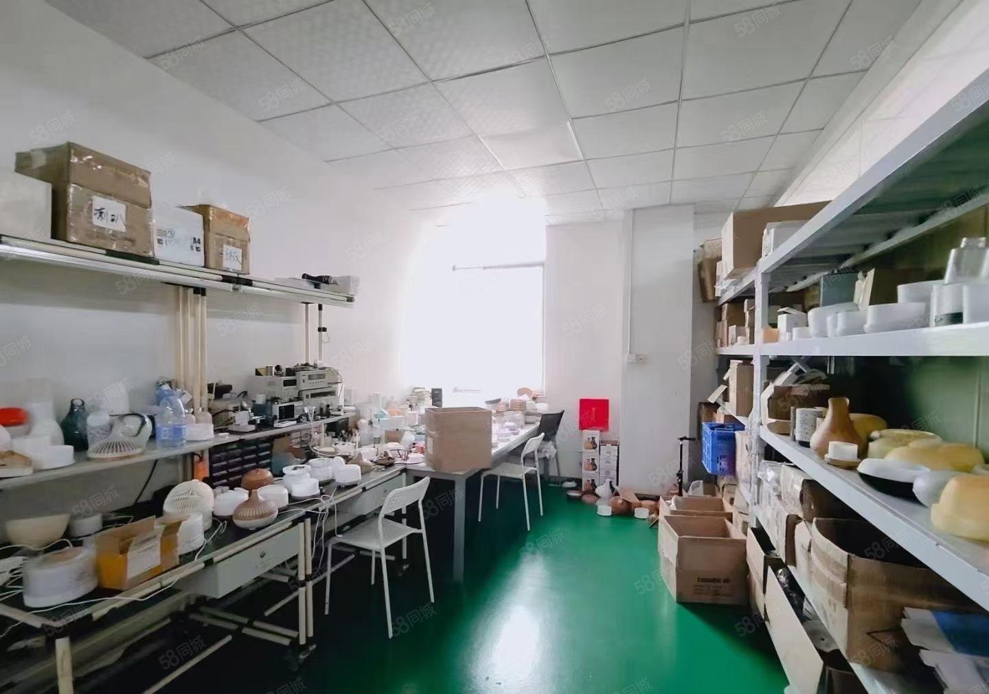 龙岗中心城爱联地铁口附近独门独院厂房4400平方，可分租