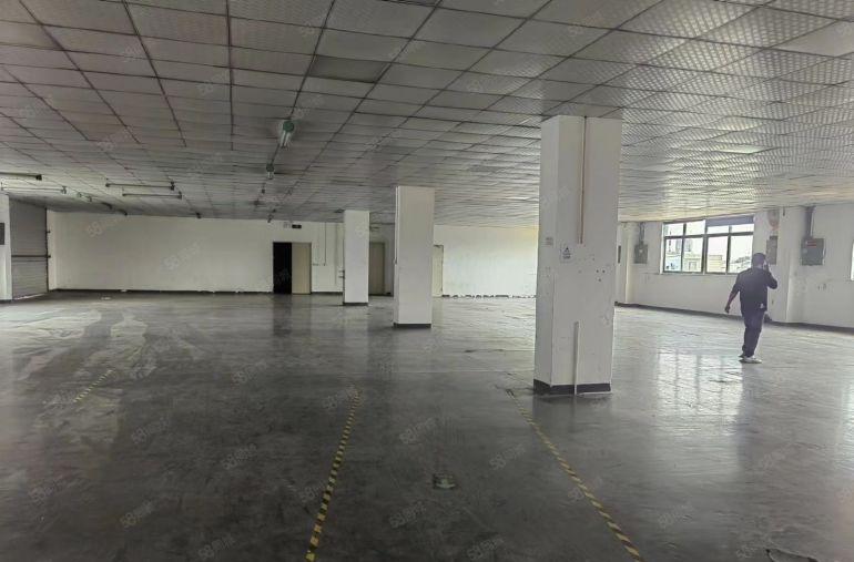 平湖华南城附近新出楼上1400平，带办公室装修