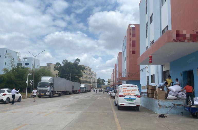 龙岗深汕路地铁口大型工业园楼上1600平方精装修厂房低价出租