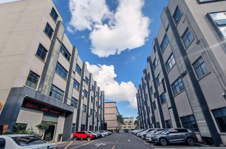 龙岗宝龙地铁口楼上1600平现成装修厂房办公室仓库出租可分租