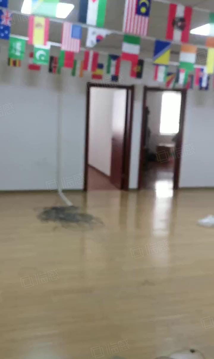 龙岗爱联嶂背楼上700平米花园式厂房带装修仓库出租分租