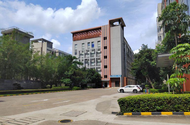 坂田地铁口园区楼上1000平仓库厂房低价出租，500平起分租