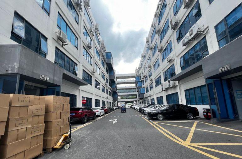 坂田五和地铁口电商园1000平方原房东标准厂房出租大小分租。