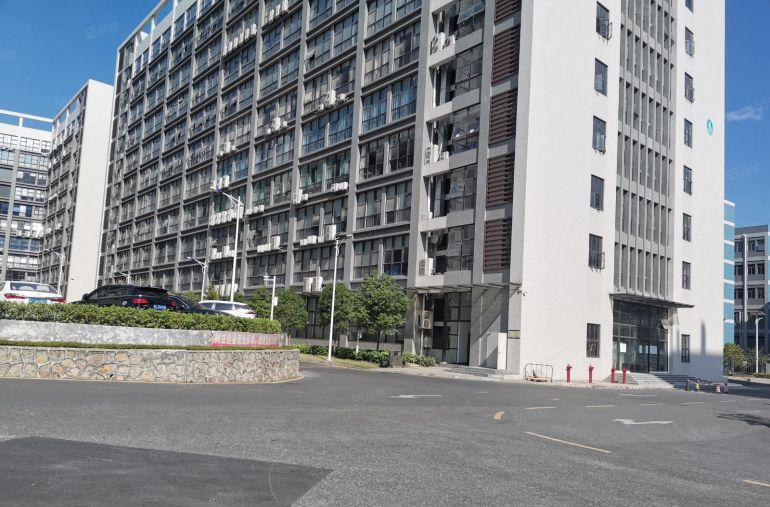 龙岗宝龙高新科技产业园原房东红本3楼800平方带装修大小可分