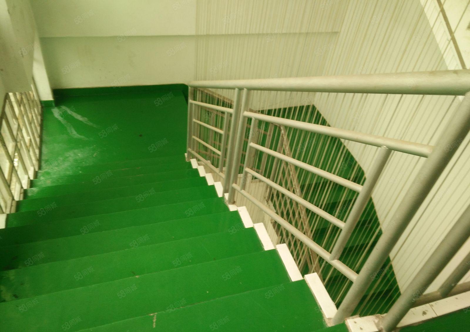 平湖富民工业区新出三楼800平方带装修厂房招租