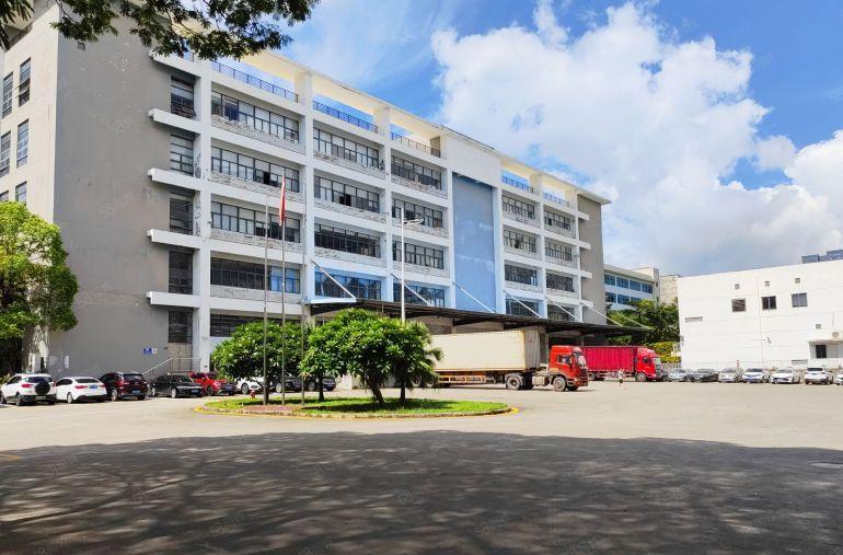 原房东，龙华坂田物流仓库整层3000平，一楼带卸货平台可分租