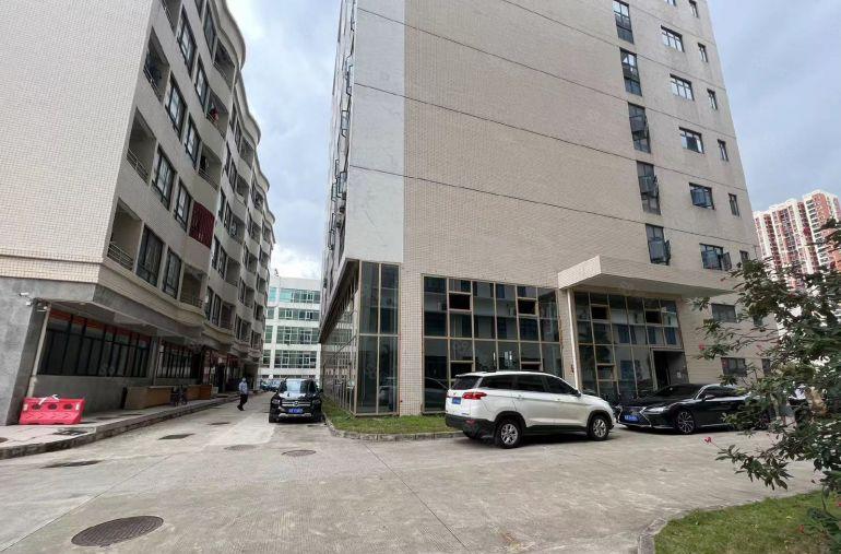 低价出租中心城南联工业区楼上厂房1500平方米有现成装修