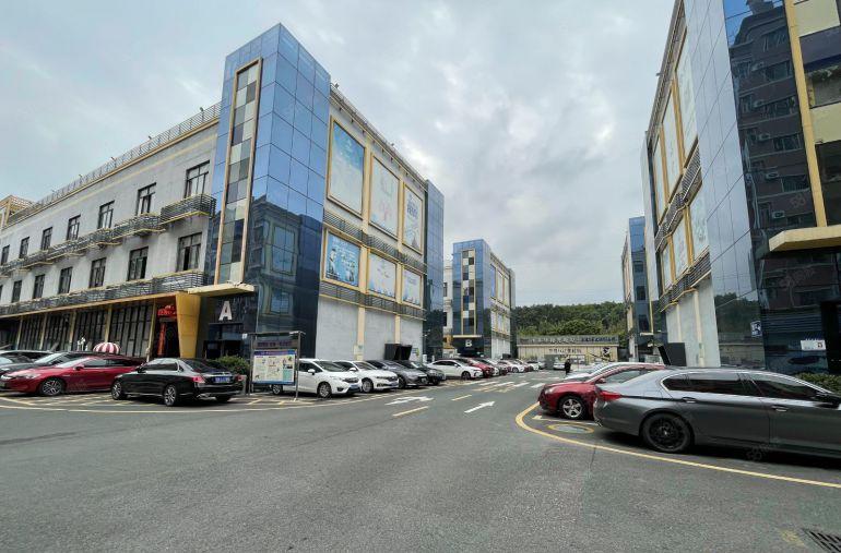 横岗四联地铁站旁电商园新出楼上300平带装修办公室出租