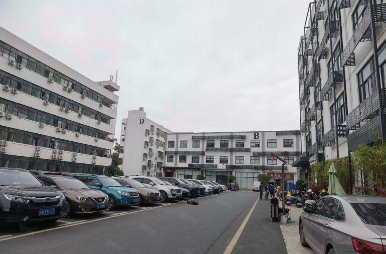 横岗地铁口附近新出楼上98平带精装修2加1格局现成办公场地