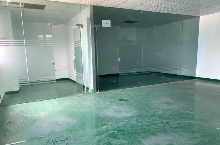 龙岗中心城龙城大道附近楼上300平厂房出租墙已隔好水电到车间