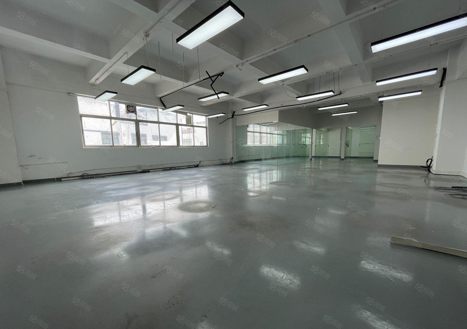 坂田近地铁站电商园内办公室出租，可以放货，适合电商办公加仓库