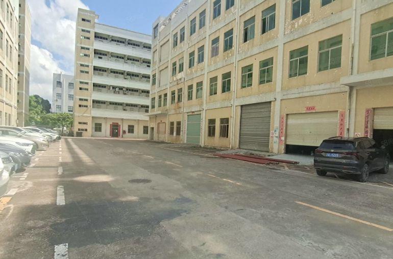 横岗地铁口原房东2000平独院红本厂房实际面积19元大小分租