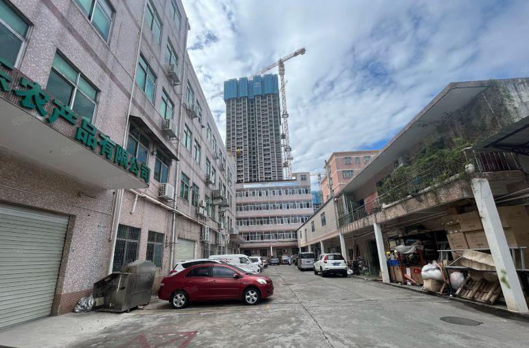 横岗六约地铁口附近工业区招租1楼500平方带水电装修，好进出