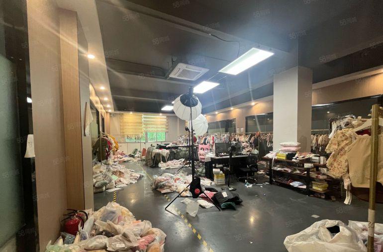 出租六约塘坑地铁口附近电商办公500平米，现成直播装修