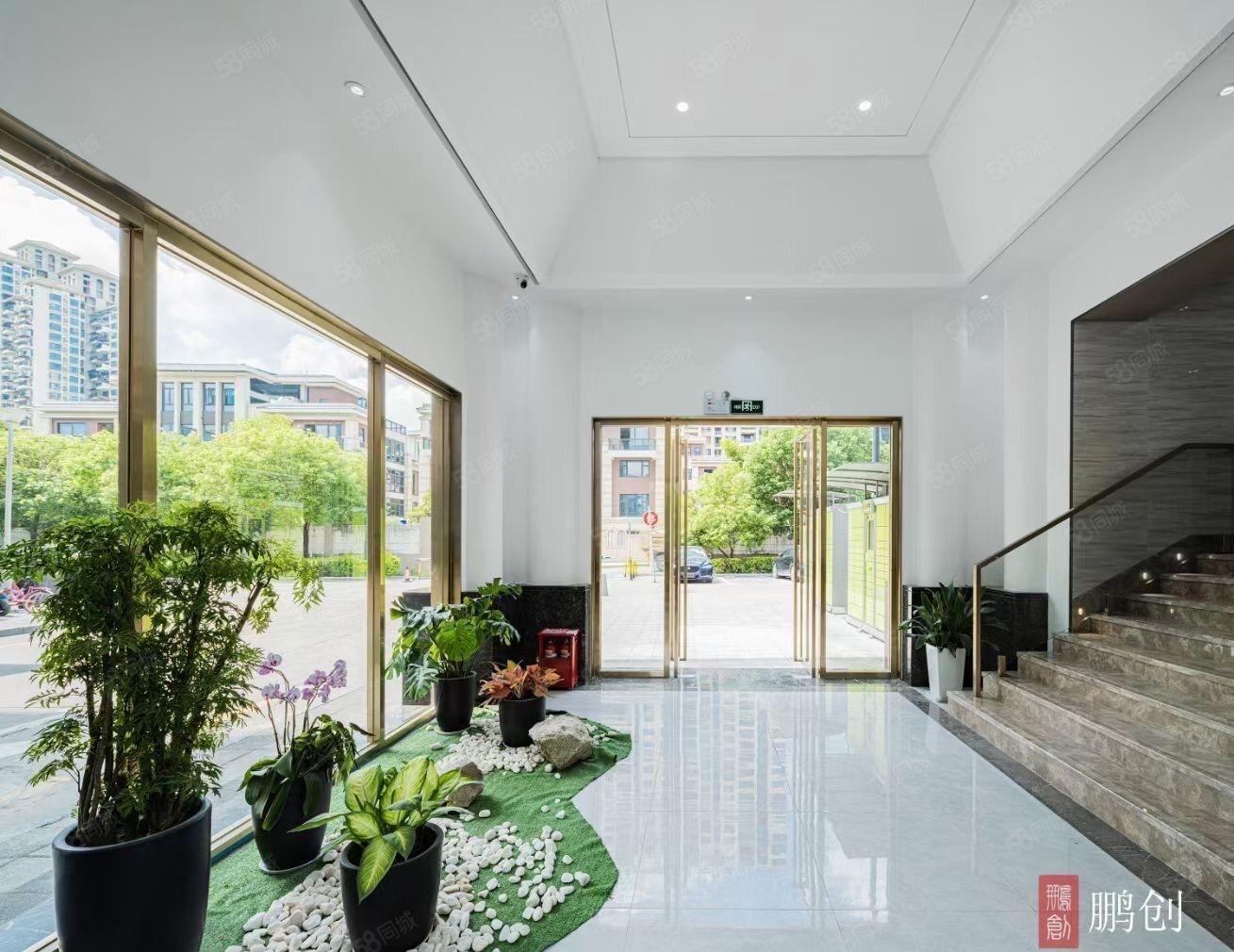 坂田贝尔地铁站，新出575平方，豪华装修，车位充足！