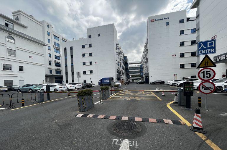 坂田五和地铁口电商园1000平方原房东标准厂房出租大小分租。