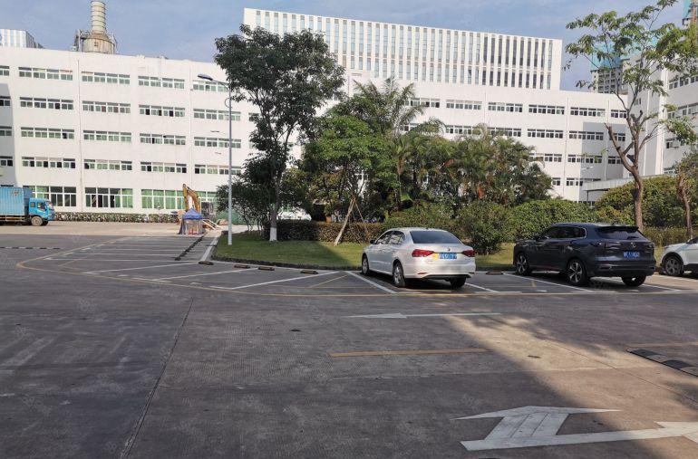 宝龙科技城，一房东红本厂房仓库出租，带卸货平台，空地超大