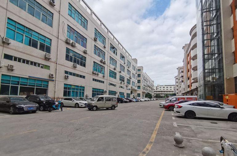 平湖华南城地铁口2000厂房仓库出租100平起分租带水电装修