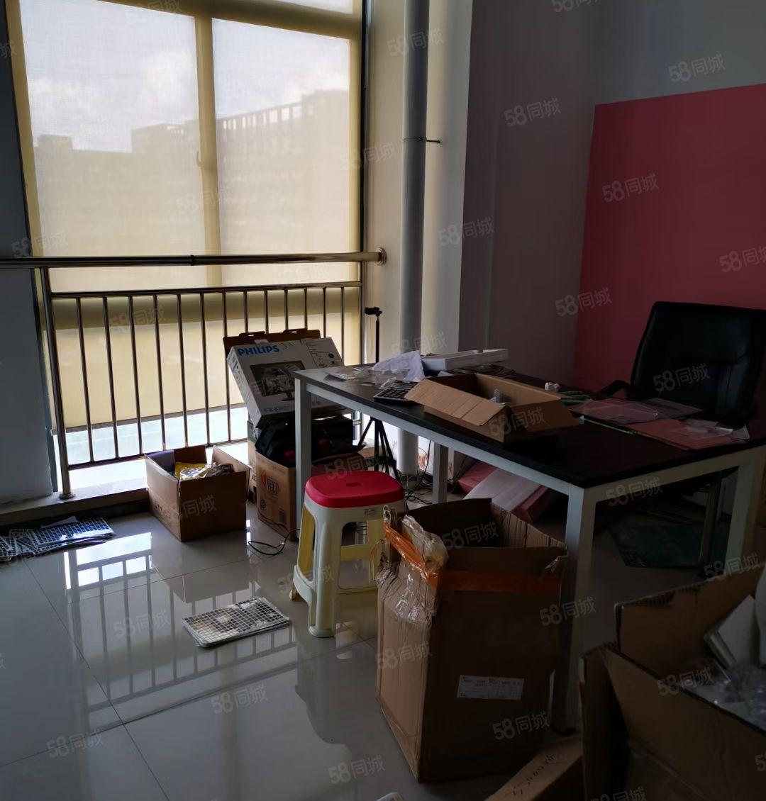 平湖华南城高大上红本厂房出租650平方楼上带精装修适合电商