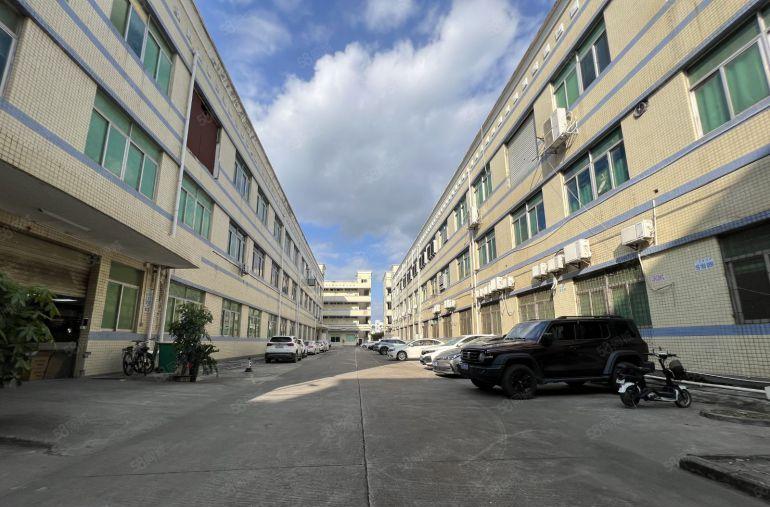 平湖华南城附近1800平原房东花园式园区厂房出租