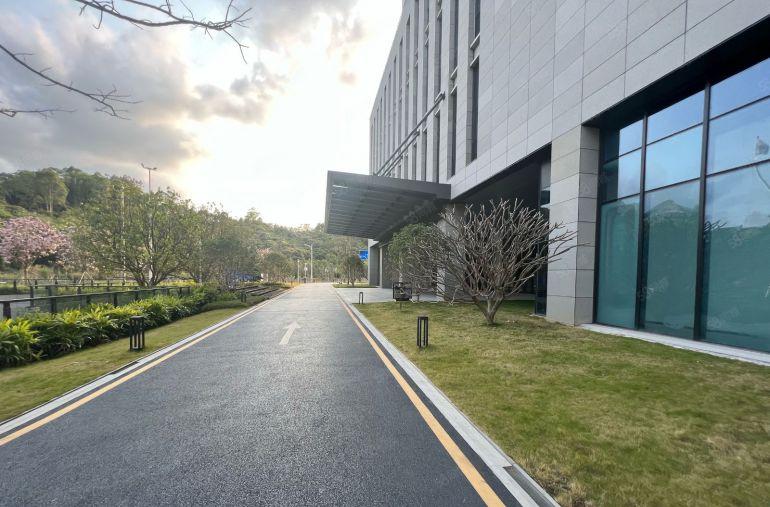 免租期一年横岗地铁口全新生产研发厂房2400平方出租带补贴