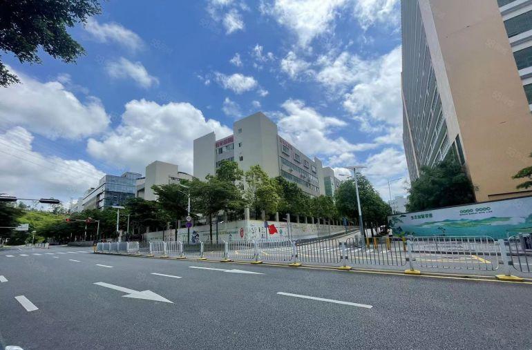 龙岗坪地低碳城地铁口附近1000平原房东精装厂房实际面积出租