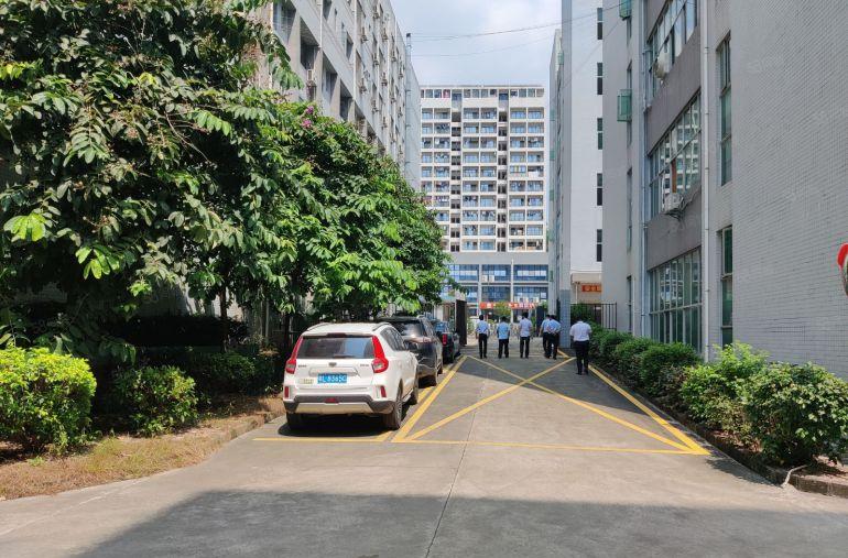 六约地铁口1000平地坪漆仓库厂房低价出租，300平起分租