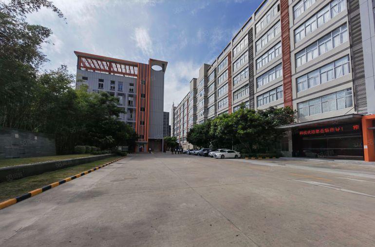 龙岗宝龙原房东工业园新出楼上整层2000平带装修红本厂房出租