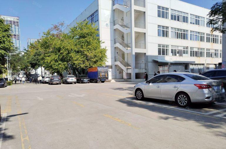 龙岗龙东地铁口原房东工业园楼上1000平带装修厂房特价出租