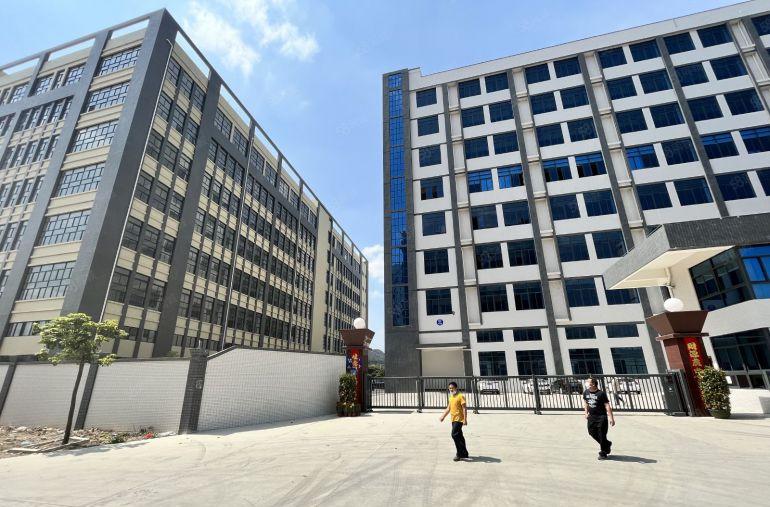 坂田南坑地铁口精装修2600平方原房东标准厂房出租大小分租。