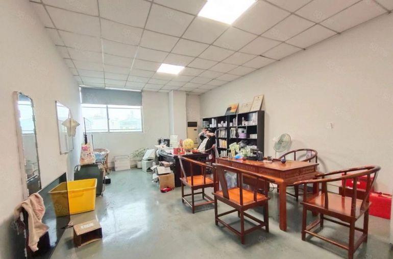 龙岗中心城附近整层1600平 原房东 带装修 无转让费