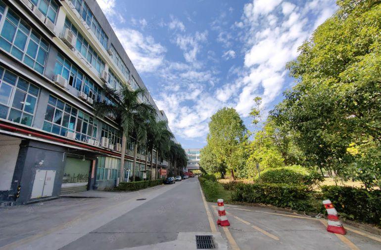 坪地高桥外环高速旁楼上空出1000平方带装修办公仓库厂房出租