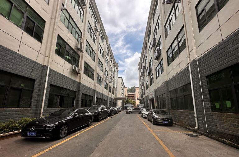 坂田上雪楼上厂房754平精装修出租，带空调家私无转让费