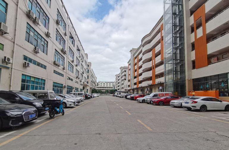 平湖华南城地铁口2000厂房仓库出租100平起分租带水电装修