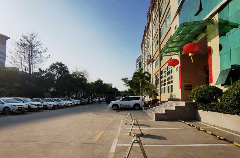 龙岗坂田创新产业园一楼仓库2000平，大小面积可分租交通便利