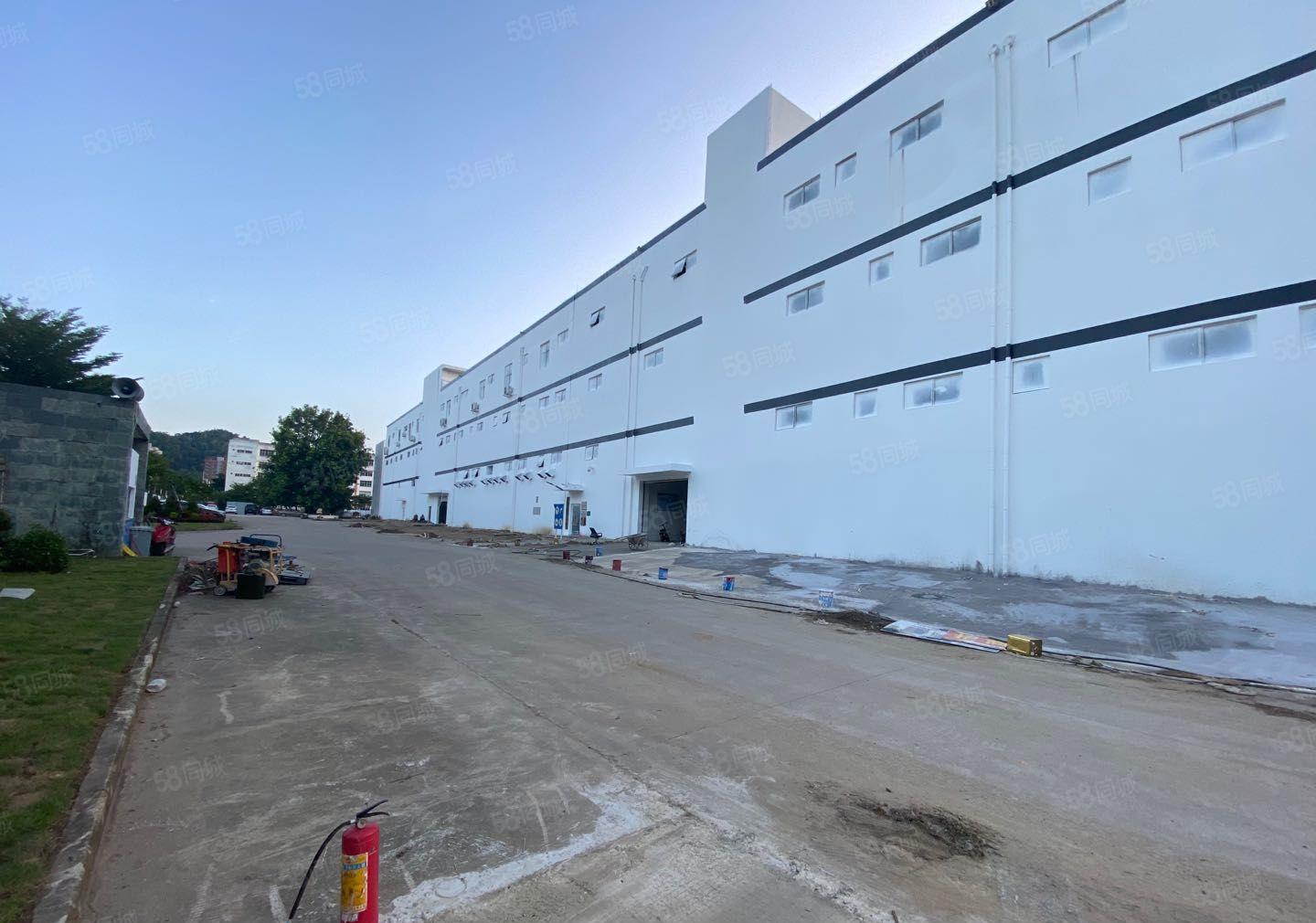 龙岗一楼带超大卸货平台四台3吨货梯20000平米园区可分租