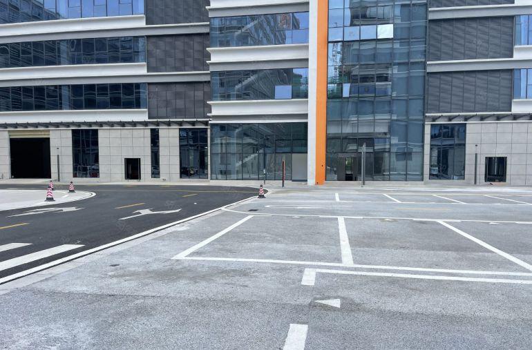 龙岗中心城地铁口旁2000平楼上精装修厂房仓库低价出租可分租