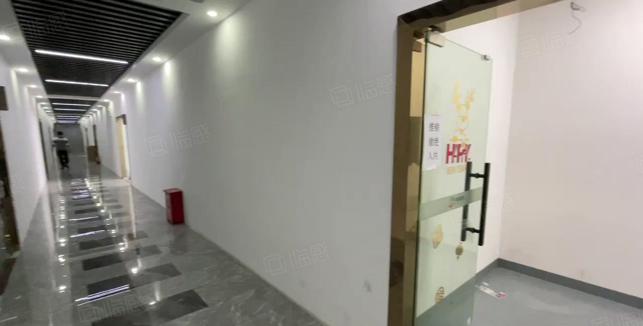 坂田近地铁站电商园内办公室出租，可以放货，适合电商办公加仓库