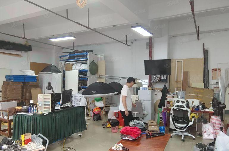 横岗六约塘坑地铁口附近新出楼上90平带精装修红本厂房出租