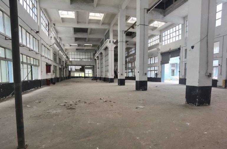 横岗六约一楼厂房出租，园区空地大，进出车方便，价格美丽