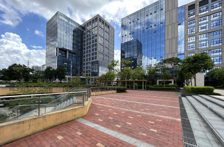 布吉石芽岭地铁站旁科技园新出楼上300平带家私办公室出租