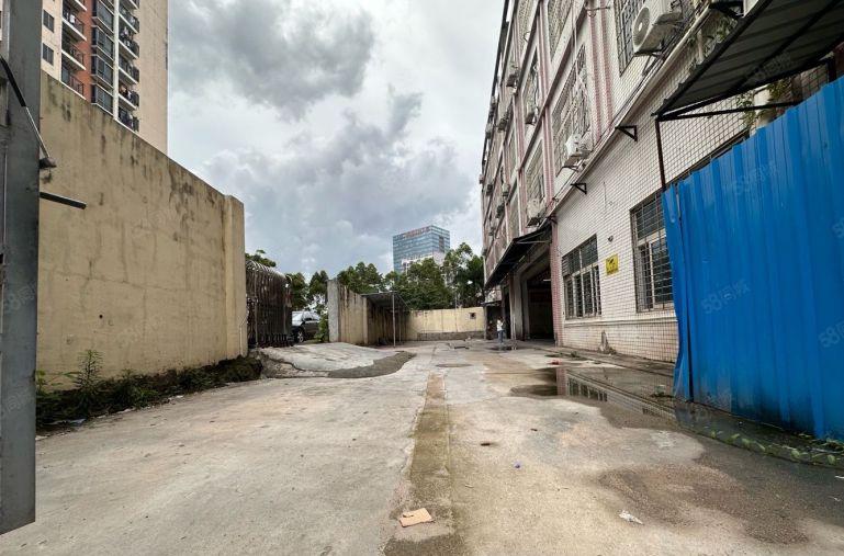 布吉慢城一楼厂房1200平出租，适合仓库，物流配送  带装修