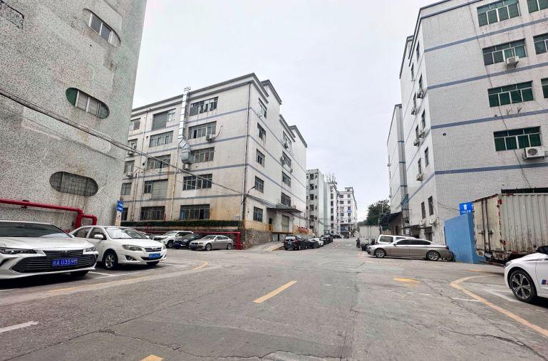 布吉李朗主干道旁一楼1700平厂房仓库出租，带卸货平台可分租