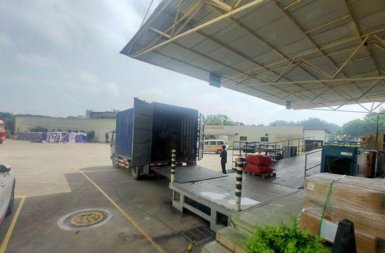 布吉10号线甘坑地铁口原房东3300平红本面积出租，可分租。