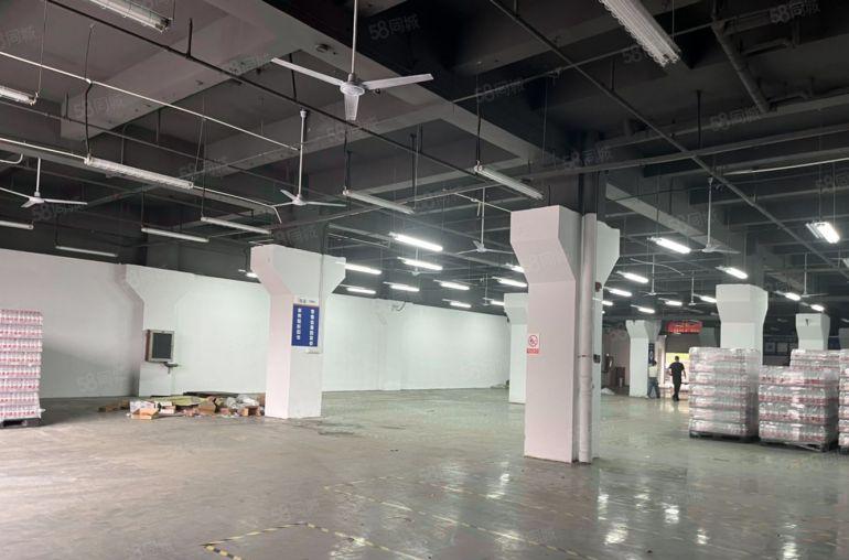 布吉石芽岭地铁口一楼1650平方可分，做门面仓库办公电商