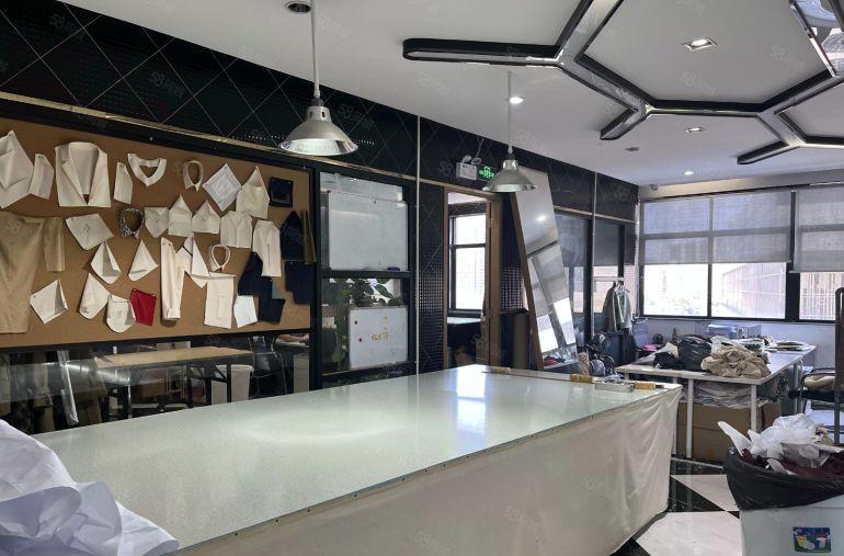 布吉石芽岭地铁口厂房出租2000平，可做研发生产加工